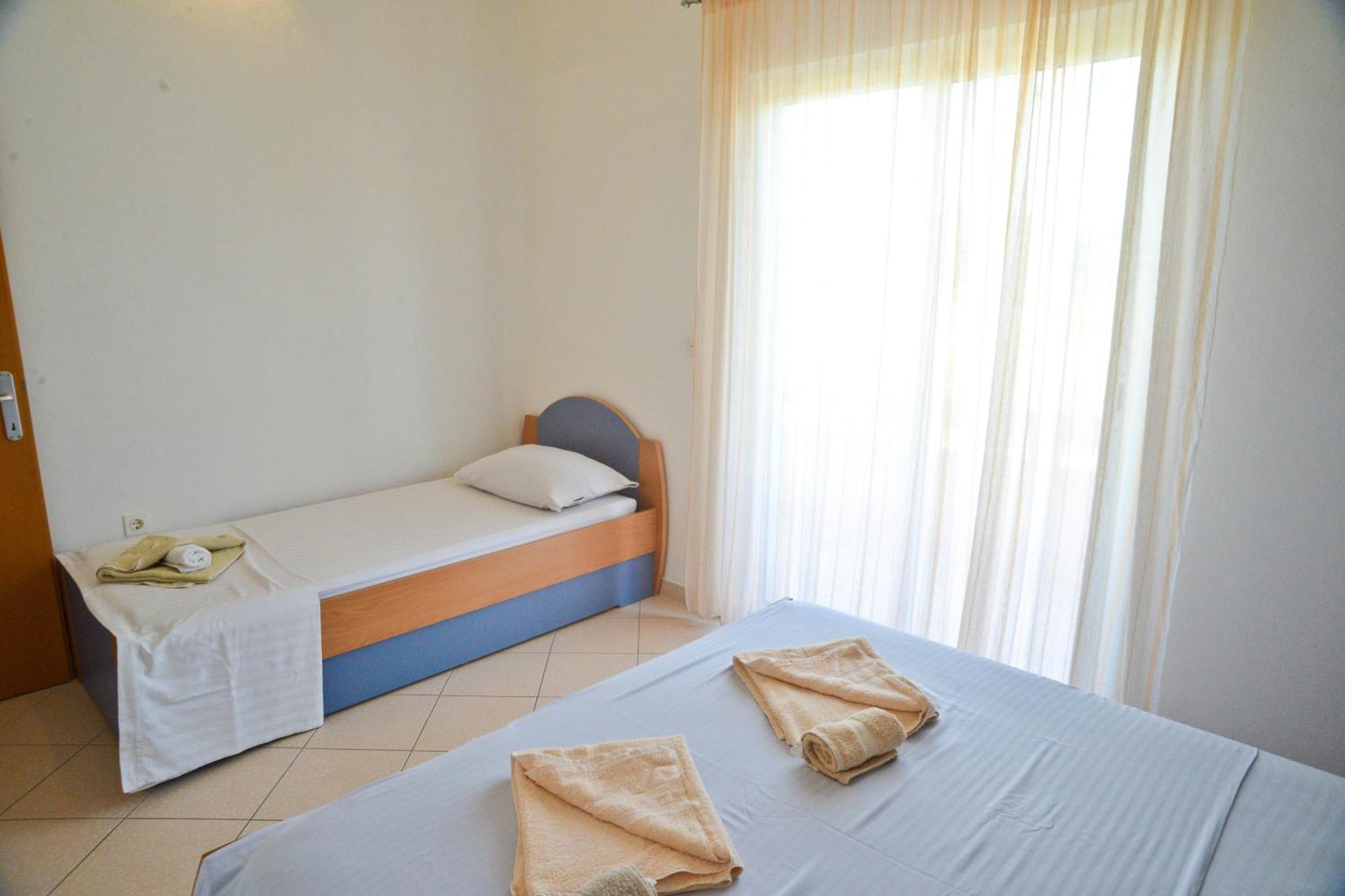 Apartments Lonic Kukljica Ruang foto