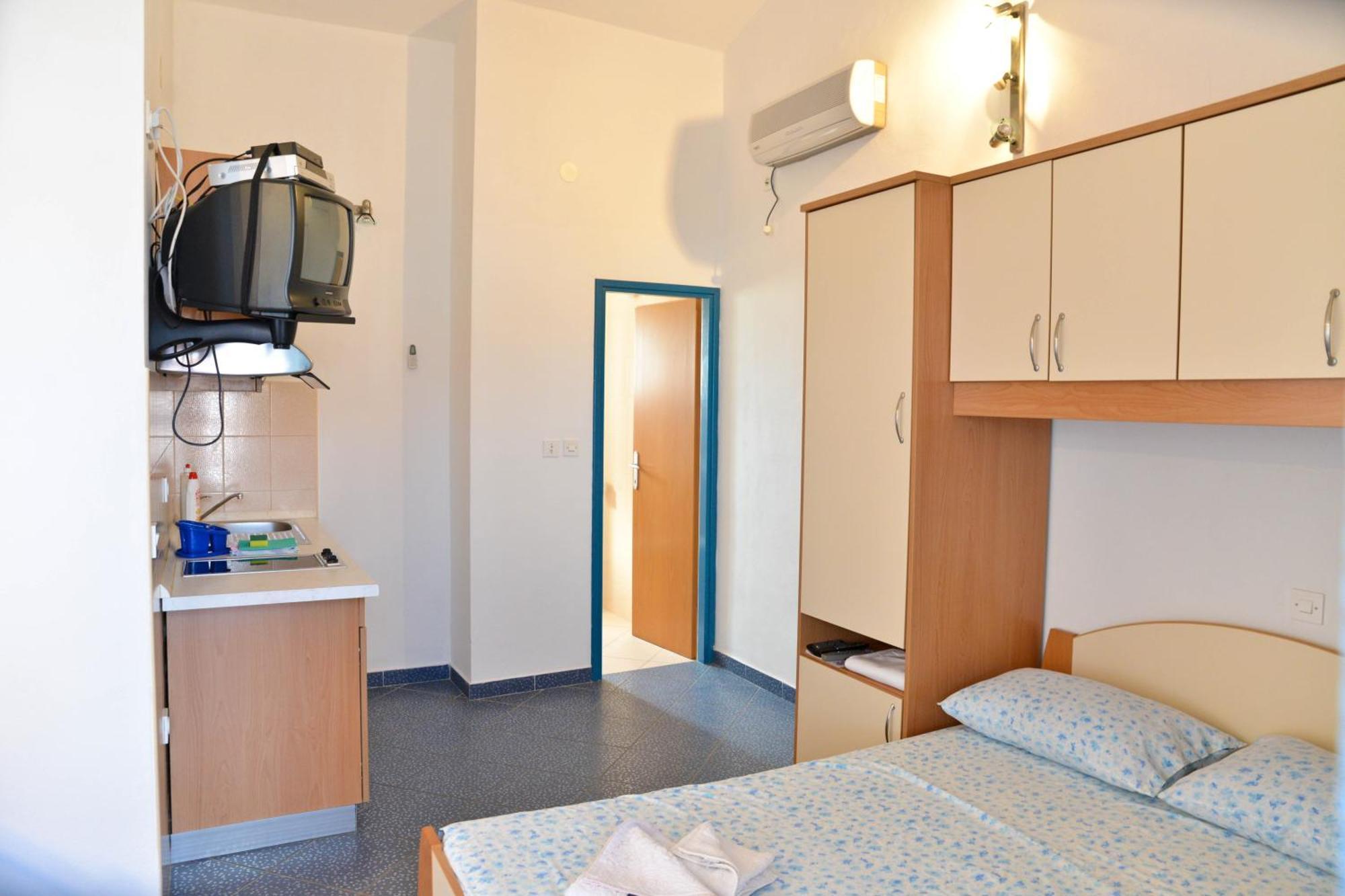 Apartments Lonic Kukljica Ruang foto