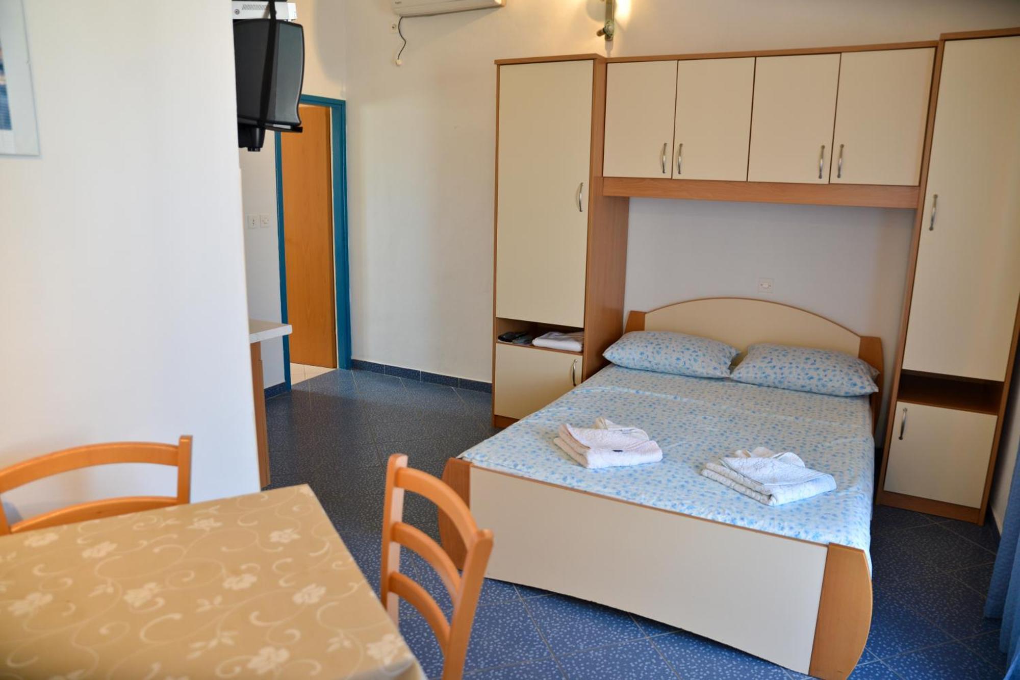 Apartments Lonic Kukljica Ruang foto