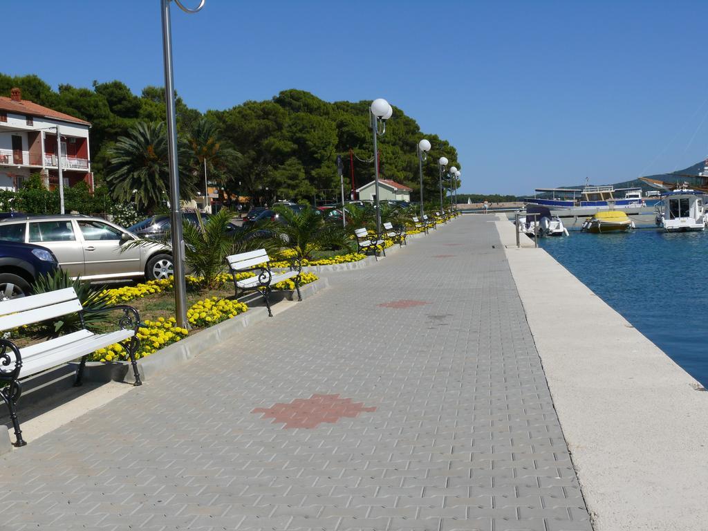 Apartments Lonic Kukljica Ruang foto