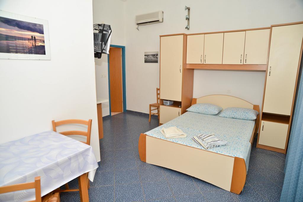 Apartments Lonic Kukljica Bagian luar foto