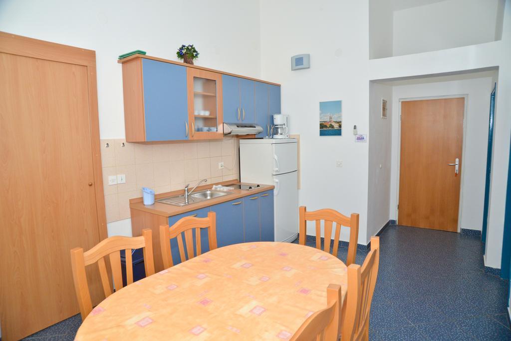 Apartments Lonic Kukljica Bagian luar foto