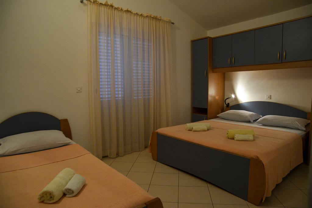 Apartments Lonic Kukljica Bagian luar foto