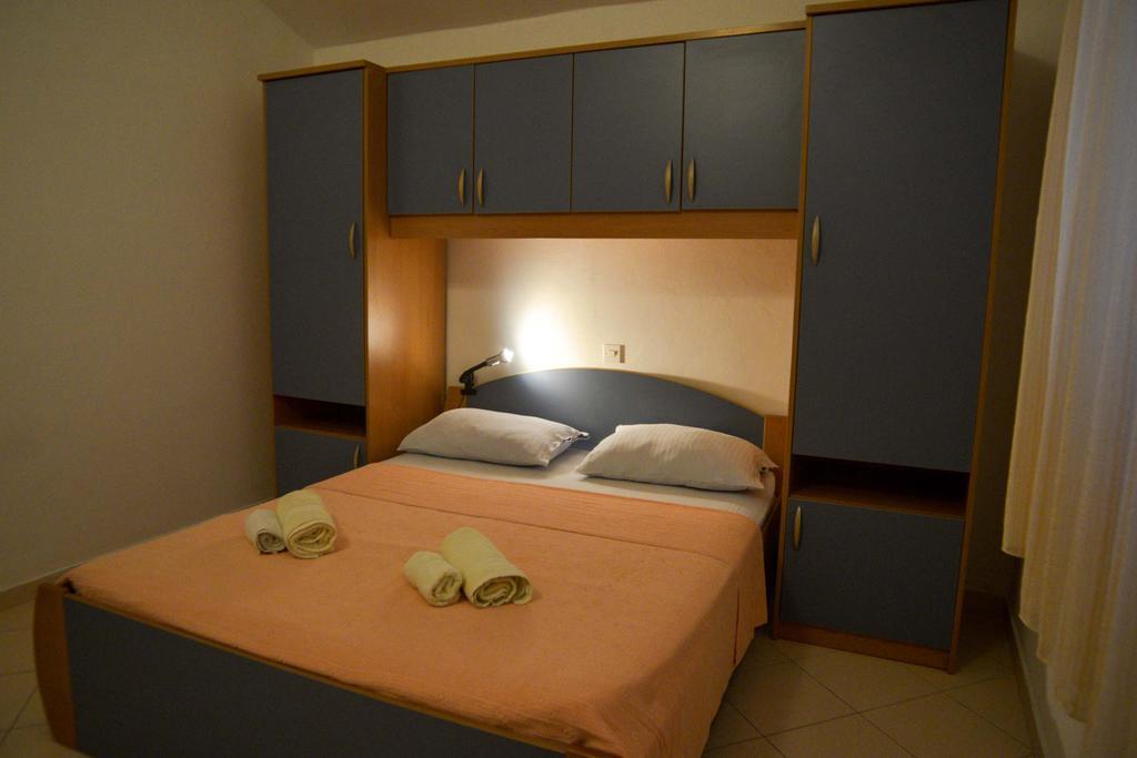 Apartments Lonic Kukljica Bagian luar foto