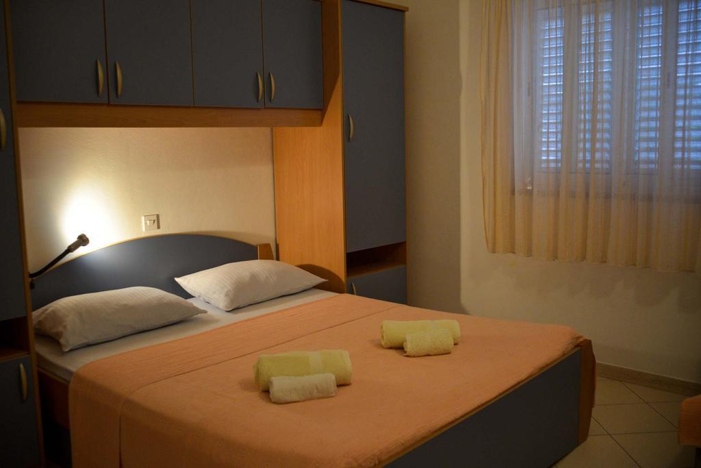 Apartments Lonic Kukljica Bagian luar foto