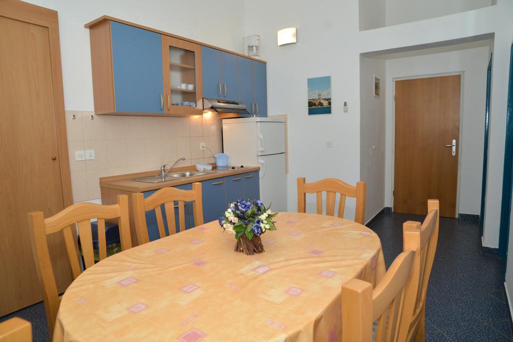 Apartments Lonic Kukljica Bagian luar foto